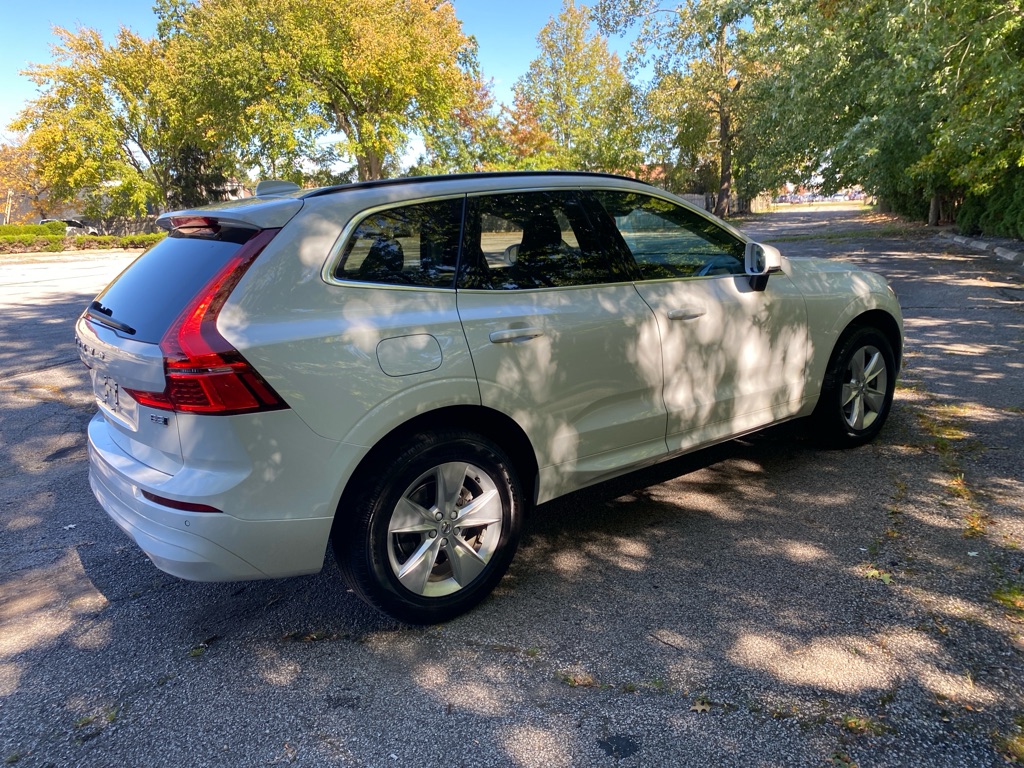 2022 Volvo XC60 B5 Momentum - Image 5