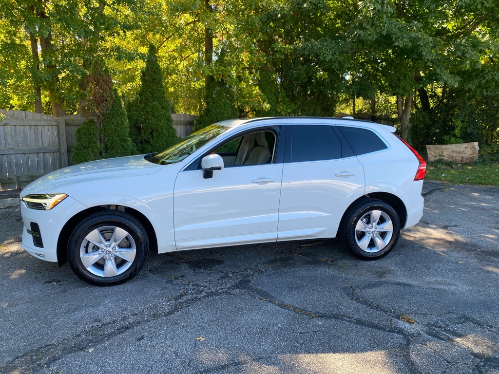 2022 Volvo XC60 B5 Momentum - Image 2