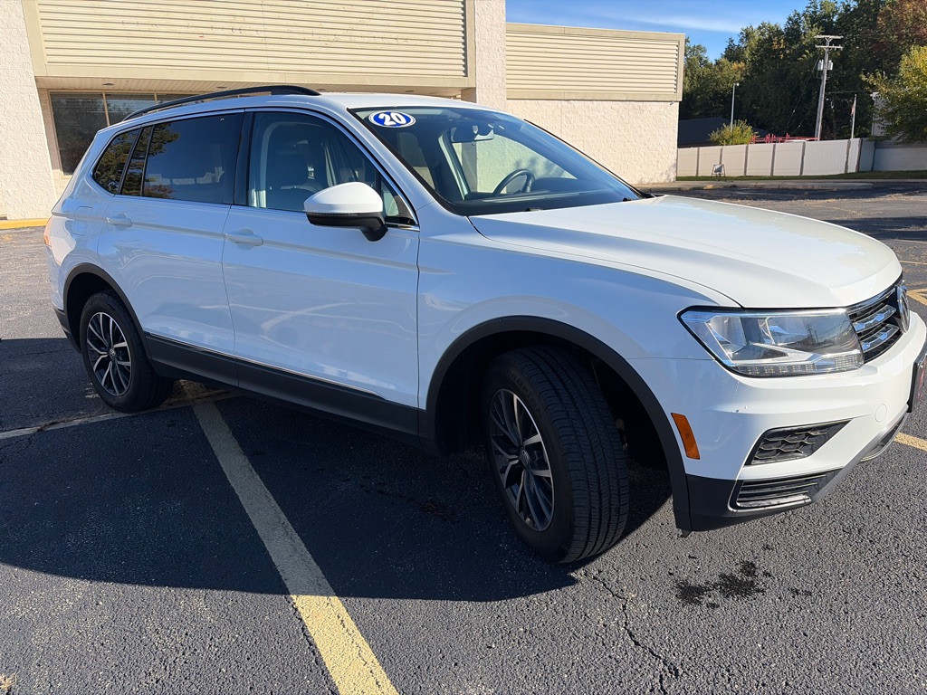 2020 Volkswagen Tiguan SE R-Line Black 4Motion - Image 3