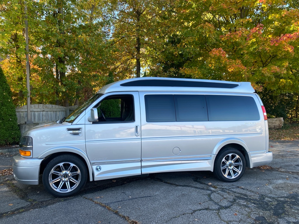 2017 Chevrolet Express 2500 - Image 2