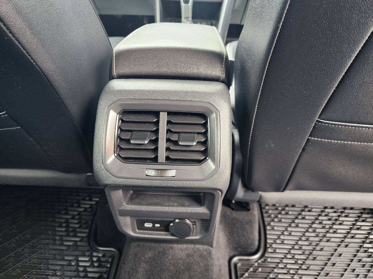 2022 Volkswagen Tiguan SE - Photo 32