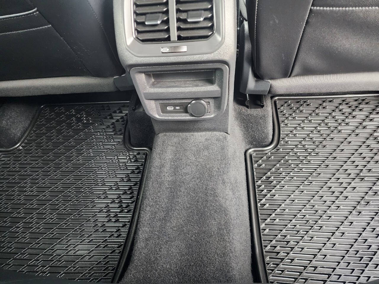 2022 Volkswagen Tiguan SE - Photo 31