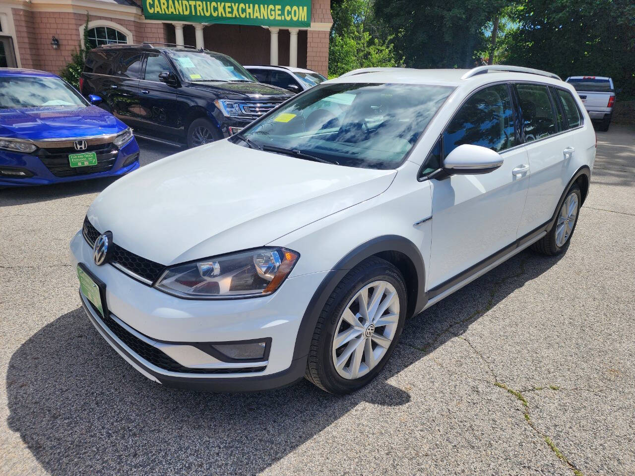 2017 Volkswagen Golf Alltrack TSI S 4Motion - Image 2